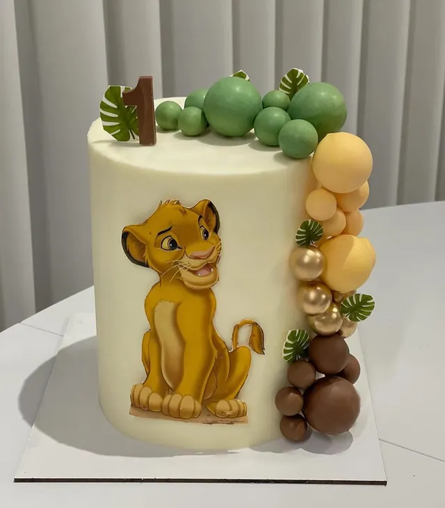 עוגת יום הולדת לגיל שנה עם אריה וכדורי שוקולד