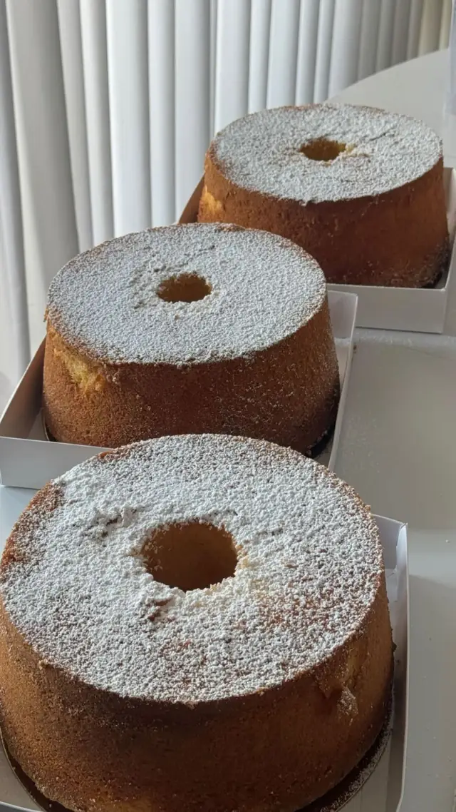טורטים גבוהים של תפוזים עם אבקת סוכר